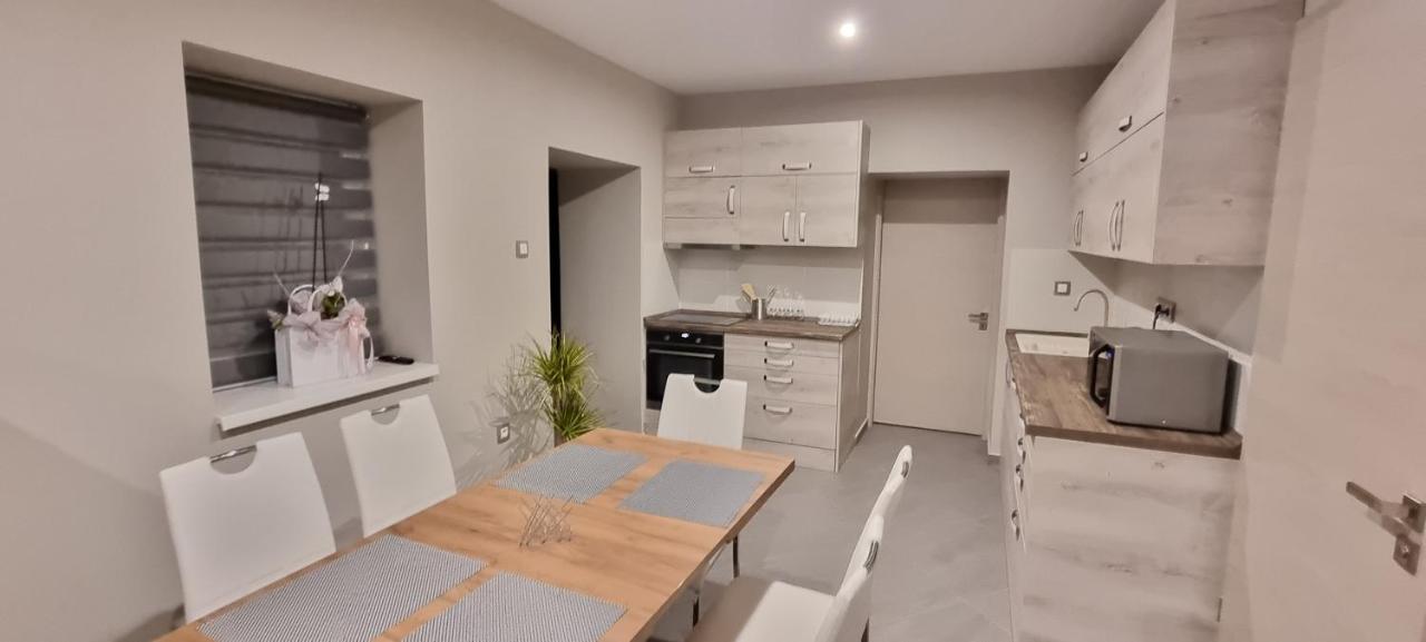 Hos-Cegledi Vendeghaz Miskolc -Oenallo Otthon, Mely Csak Az Oenoeke المظهر الخارجي الصورة