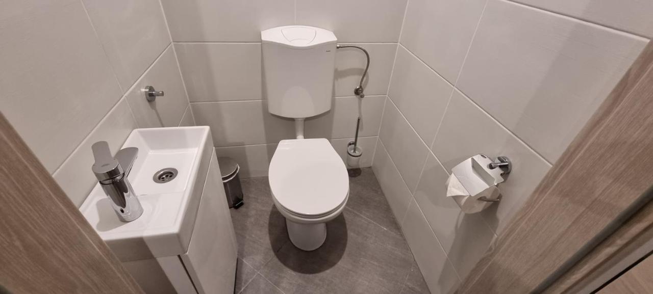 Hos-Cegledi Vendeghaz Miskolc -Oenallo Otthon, Mely Csak Az Oenoeke المظهر الخارجي الصورة