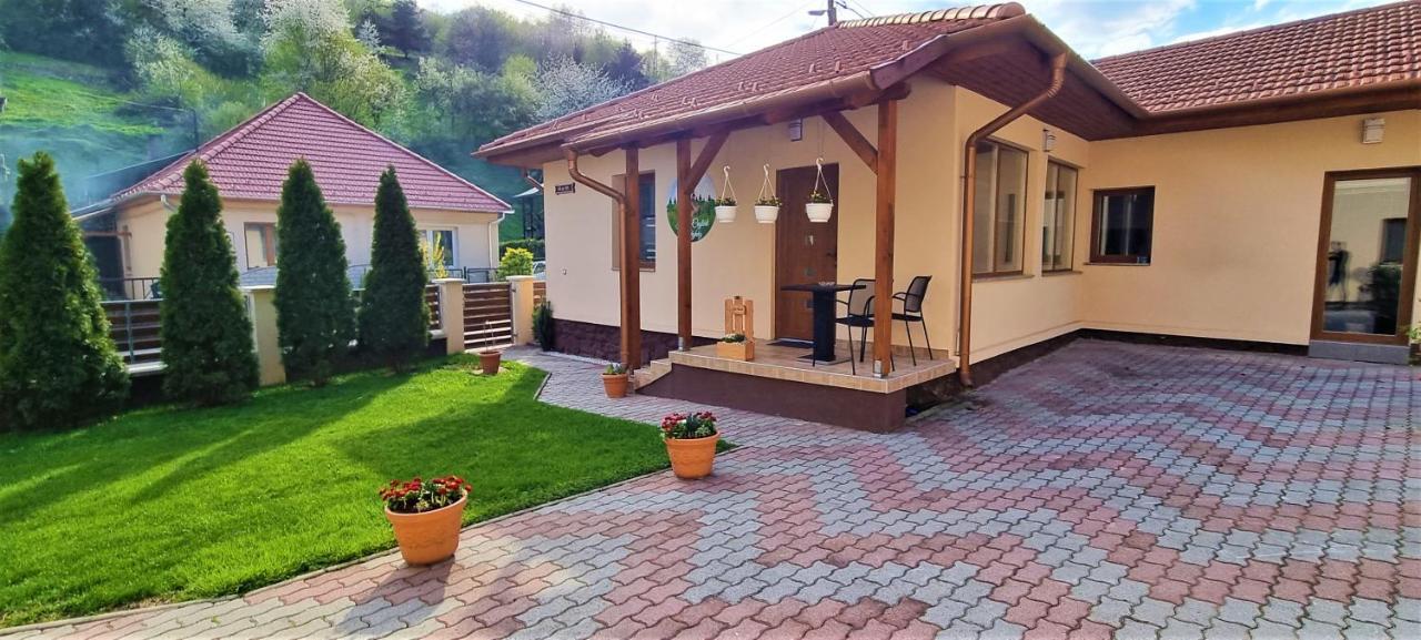 Hos-Cegledi Vendeghaz Miskolc -Oenallo Otthon, Mely Csak Az Oenoeke المظهر الخارجي الصورة